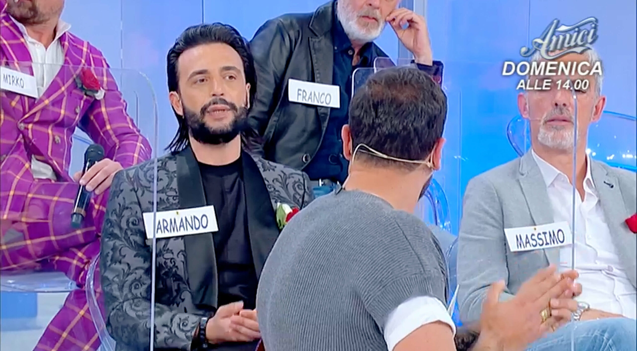 Uomini e donne i partecipanti indossano abiti uomo andrea versali made in italy